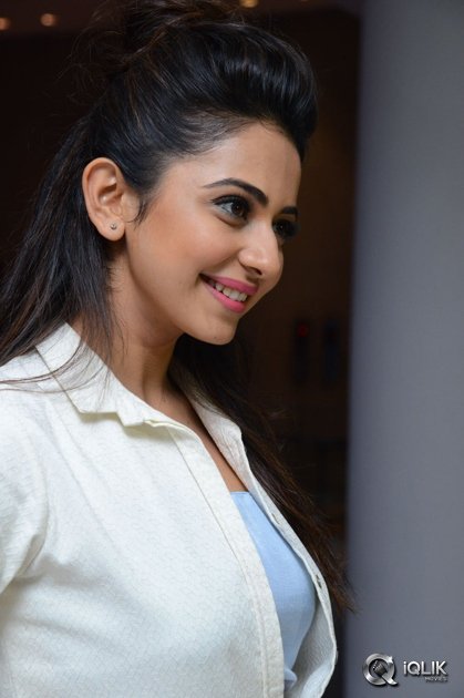 Rakul-Preet-Singh-at-Sarrainodu-Movie-Success-Meet